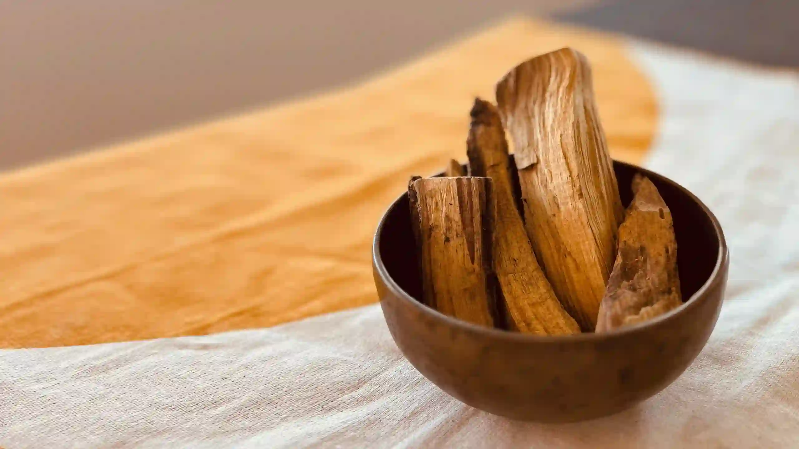 Foto de palo santo de Venezuela en campana tibetana