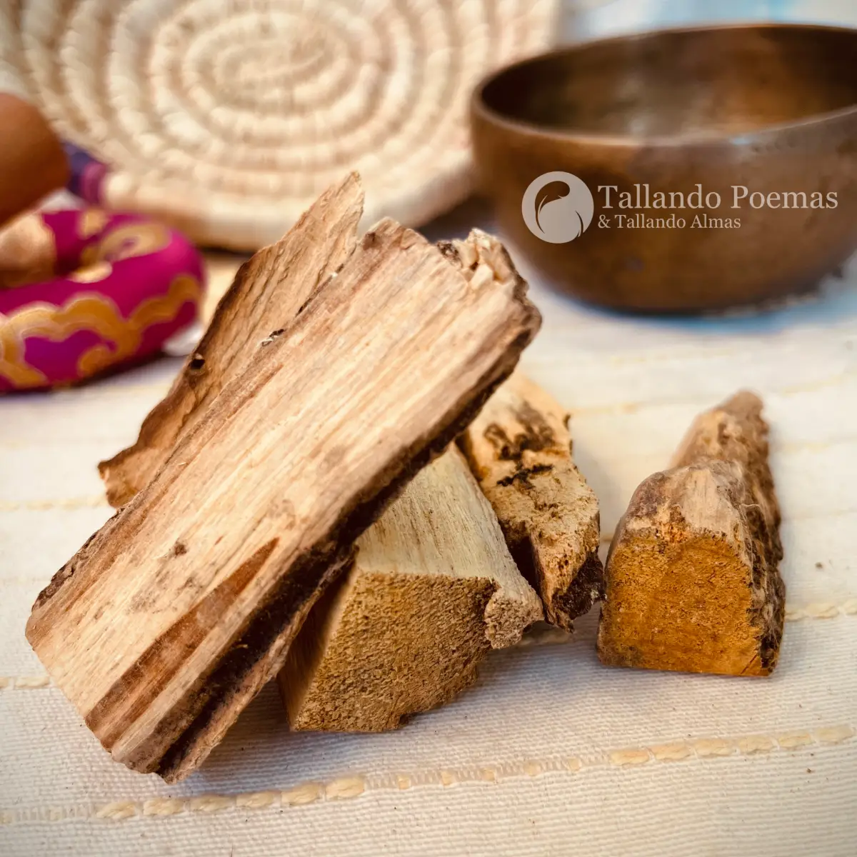 Palo Santo con Campana cesta y cojin de fondo